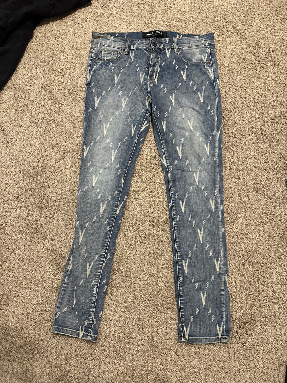 Distressed V-Accent Skinny Jeans in Blue